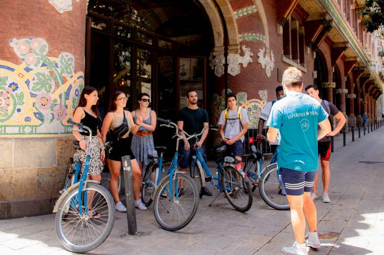Gothic to Modernisme Bike Tour a Barcelona